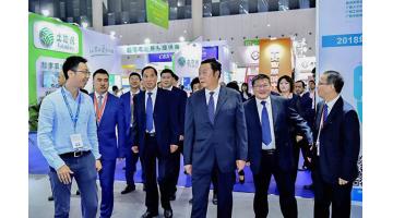 四川农博会在成都开幕 省委常委曲木史哈、副省长尧斯丹等领导视察幸运传世展位